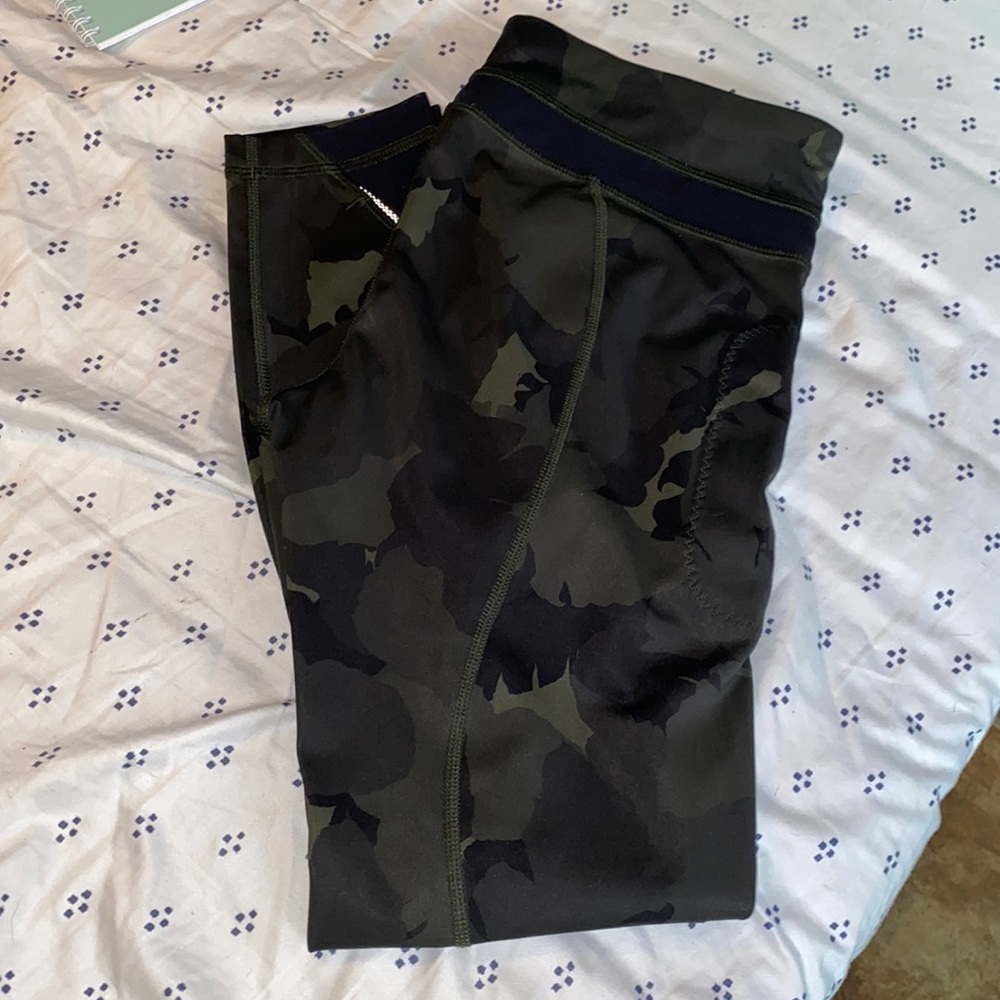 Lululemon camouflage inspire tight size 6, perfect condition.